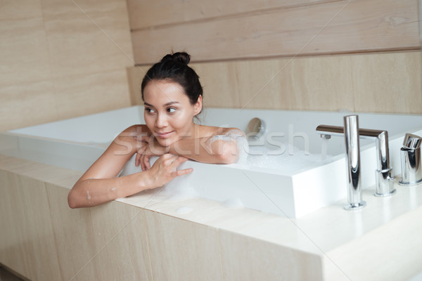 Foto d'archivio: Bella · giovani · asian · donna · sorridente · rilassante · vasca · da · bagno