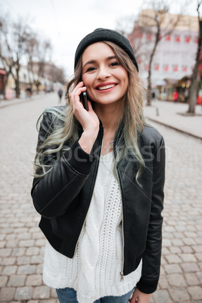 Foto stock: Feliz · mulher · jovem · falante · telefone · móvel · imagem