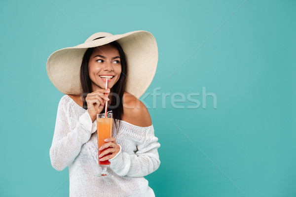 [[stock_photo]]: Belle · jeune · femme · chapeau · potable · cocktail