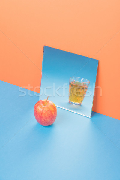 Măr sticlă suc oglindă albastru tabel Imagine de stoc © deandrobot