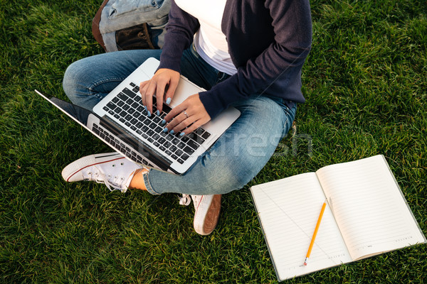 Górę widoku kobiet student studia laptop Zdjęcia stock © deandrobot