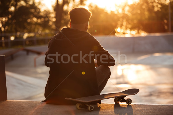 Vedere din spate masculin adolescent rupe patina parc Imagine de stoc © deandrobot
