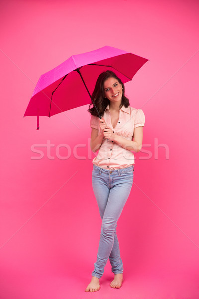 Feliz mujer pie paraguas rosa Foto stock © deandrobot