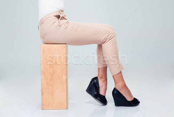 [[stock_photo]]: Femme · séance · bois · boîte · portrait