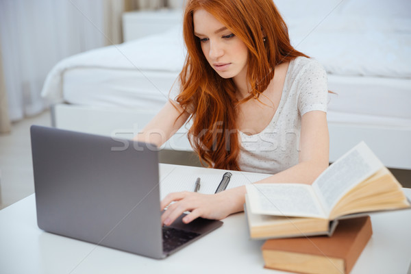 Femme utilisant un ordinateur portable ordinateur devoirs belle [[stock_photo]] © deandrobot