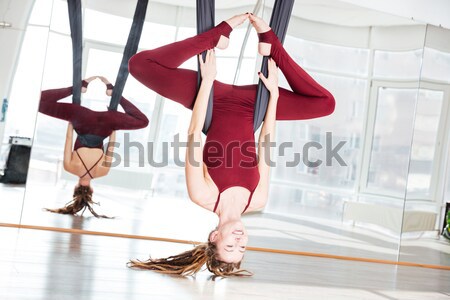 女子 提出 瑜伽 吊床 濃 年輕女子 商業照片 © deandrobot