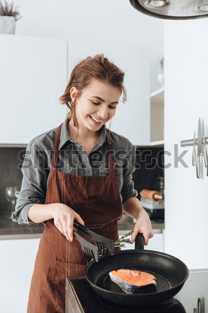 Bastante dama pie cocina cocina peces Foto stock © deandrobot