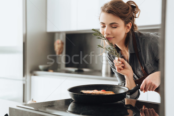 Hihetetlen hölgy áll konyha főzés hal Stock fotó © deandrobot