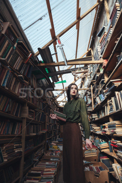 Mädchen stehen Bibliothek Pfund ernst tragen Stock foto © deandrobot