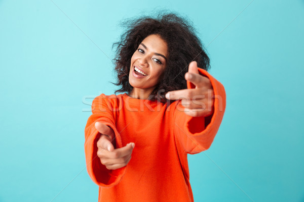 Fotografie femeie frumoasa Afro coafura uita aparat foto Imagine de stoc © deandrobot
