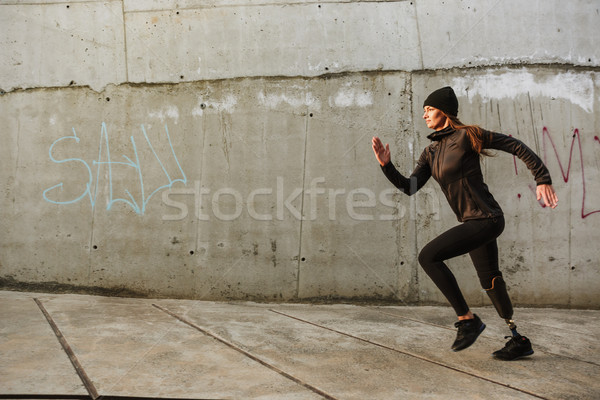 Porträt deaktiviert Sportlerin Bein Trainingsanzug läuft Stock foto © deandrobot