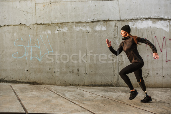 Portret niepełnosprawnych sportsmenka nogi dres uruchomiony Zdjęcia stock © deandrobot