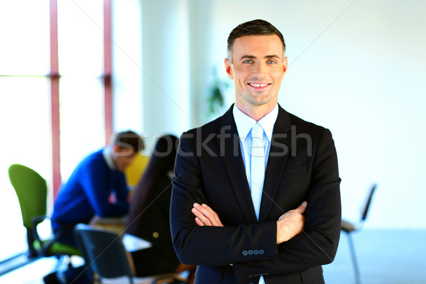 [[stock_photo]]: Heureux · affaires · permanent · bras · pliées · collègues