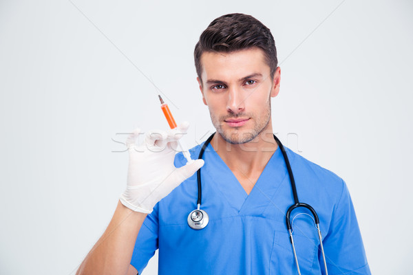 Portret frumos medic de sex masculin seringă izolat Imagine de stoc © deandrobot