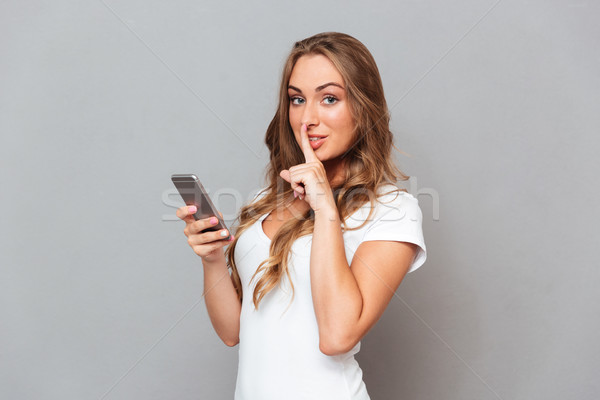 Stockfoto: Jonge · aantrekkelijke · vrouw · mobiele · telefoon · tonen · stilte