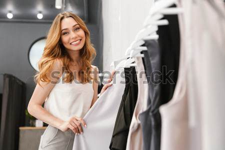 Mulher bolsa de compras roupa armazenar Foto stock © deandrobot