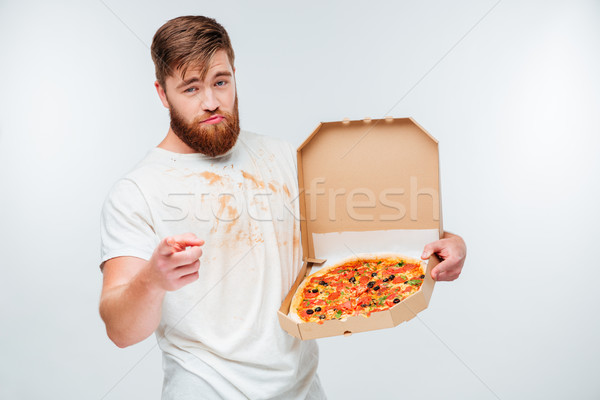 Barbado hombre caja de pizza senalando cámara Foto stock © deandrobot