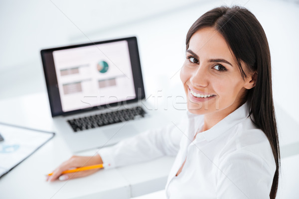 Stockfoto: Achteraanzicht · gelukkig · zakenvrouw · laptop · vergadering · tabel