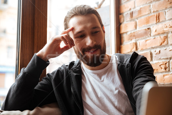 Foto stock: Retrato · barbudo · homem · usando · laptop · café