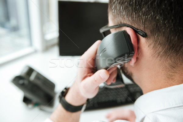Achteraanzicht man praten telefoon witte shirt Stockfoto © deandrobot