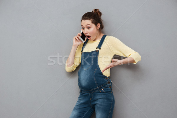 Foto stock: Sorprendido · conmocionado · mujer · embarazada · pie · hablar · teléfono · móvil