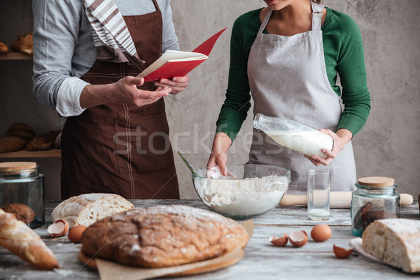 Imagem amoroso casal cozinhar em pé pão Foto stock © deandrobot