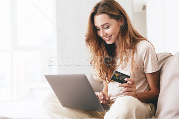商業照片: 年輕女子 · 工作的 · 筆記本電腦 · 信用卡 · 家 · 年輕