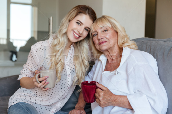 Foto stock: Sorridente · jovem · senhora · sessão · casa · avó