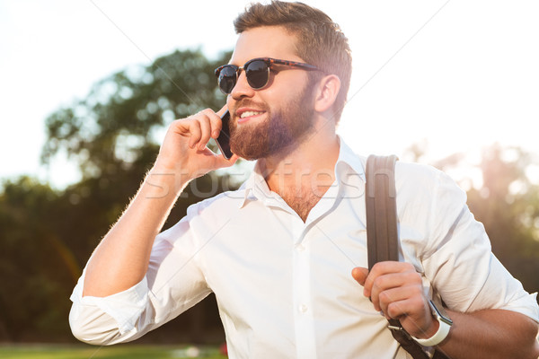 Bello sorridere barbuto uomo occhiali da sole parlando Foto d'archivio © deandrobot