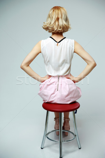 Zdjęcia stock: Widok · z · tyłu · portret · kobieta · posiedzenia · krzesło · szary