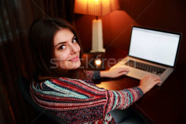 Hátulnézet portré gyönyörű nő laptopot használ néz kamera Stock fotó © deandrobot