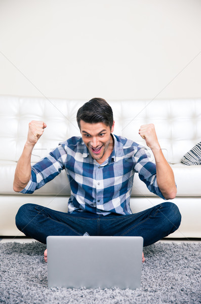 Foto stock: Hombre · viendo · juego · portátil · retrato · alegre