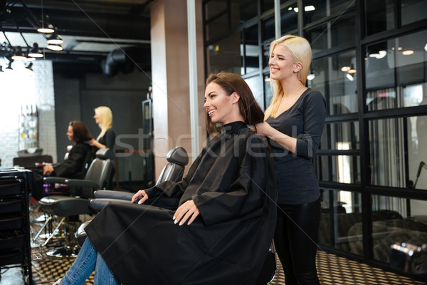 Jeune fille parler salon de coiffure salon de beauté jeunes souriant [[stock_photo]] © deandrobot