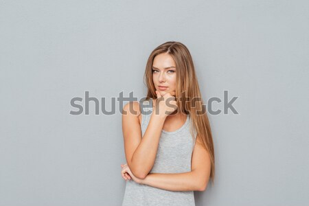 Portret tineri ganditor femeie uita aparat foto Imagine de stoc © deandrobot
