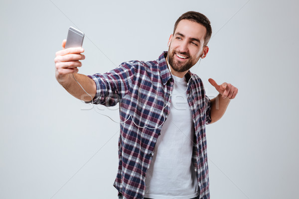 Bebaarde man shirt telefoon geïsoleerd Stockfoto © deandrobot