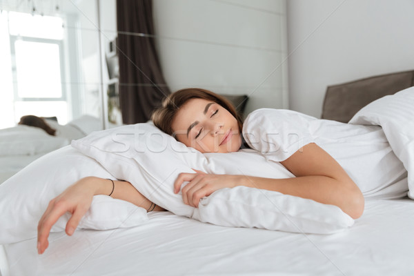 Moe glimlachende vrouw slapen foto jonge witte Stockfoto © deandrobot
