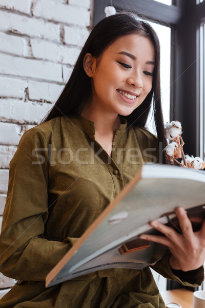 Stock fotó: Boldog · ázsiai · fiatal · nő · olvas · magazin · néz