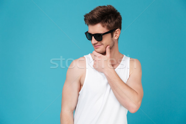 Tineri tip ochelari de soare prezinta izolat imagine Imagine de stoc © deandrobot