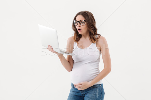 Foto stock: Conmocionado · mujer · embarazada · usando · la · computadora · portátil · ordenador · foto · aislado