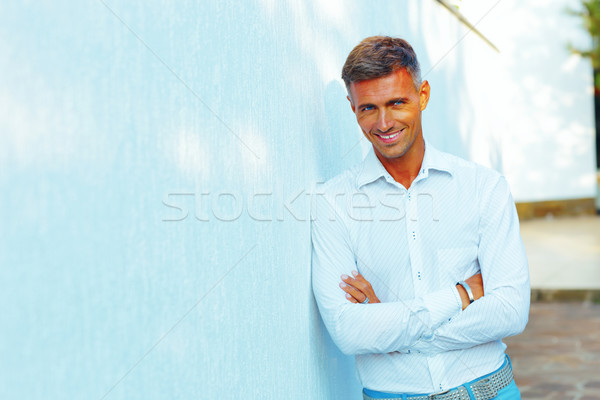 Foto stock: Homem · bonito · em · pé · ao · ar · livre · brasão · dobrado · cara