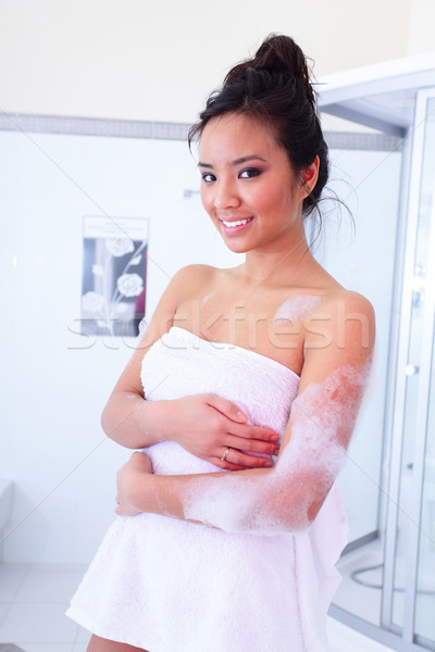 Jonge mooie asian vrouw handdoek badkamer Stockfoto © deandrobot