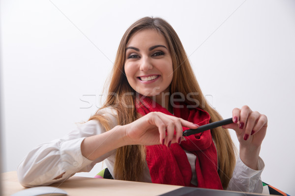 Portret uśmiechnięty młoda kobieta posiedzenia tabeli igła Zdjęcia stock © deandrobot