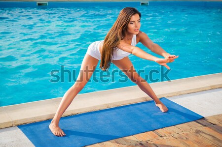 Ver de volta retrato mulher tapete de yoga mulher jovem Foto stock © deandrobot