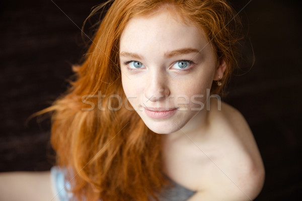 Vörös hajú nő női tinédzser néz kamera portré Stock fotó © deandrobot