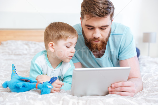 Vater Sohn Tablet zusammen home Bett Stock foto © deandrobot