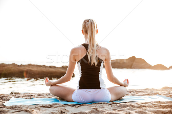 Stockfoto: Achteraanzicht · jonge · vrouw · vergadering · lotus · positie · strand