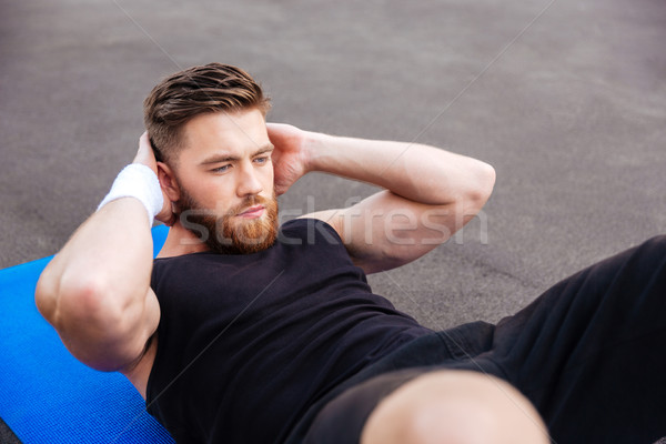 Concentrado guapo deportes hombre prensa entrenamiento Foto stock © deandrobot