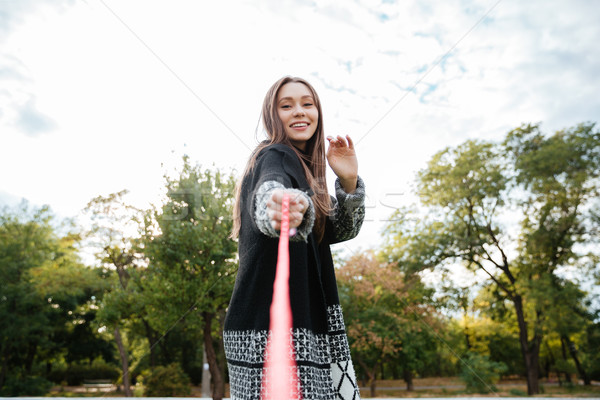 Foto stock: Feliz · mujer · jugando · perro · correa · parque