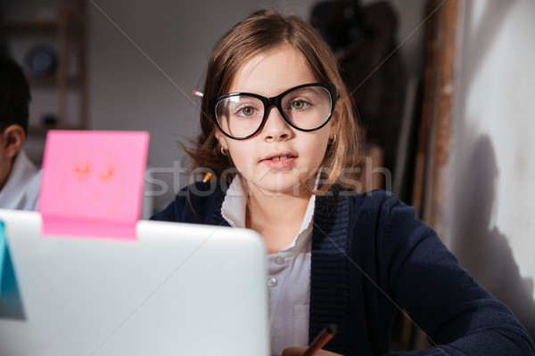 Piękna dziewczynka okulary za pomocą laptopa karteczki portret Zdjęcia stock © deandrobot