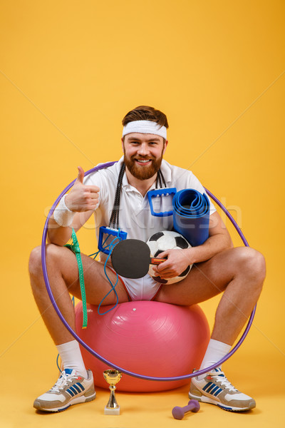 Portret sport man vergadering fitness bal Stockfoto © deandrobot